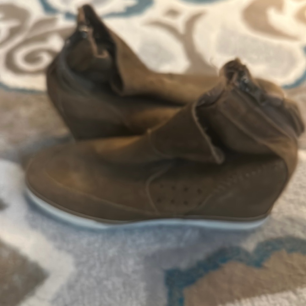 Wedge suede shoe